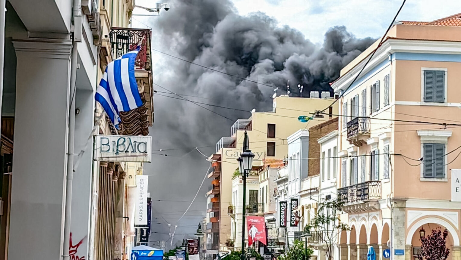 Πάτρα: Έρευνα για τα αίτια της πυρκαγιάς στο κατάστημα (video)