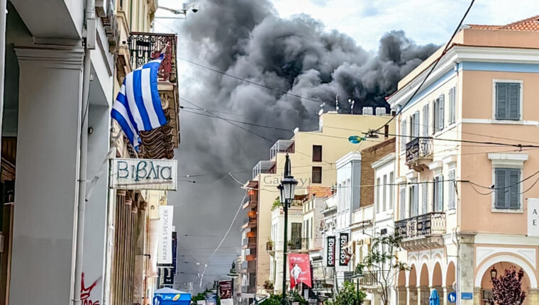 Φωτογραφία για: Πάτρα: Έρευνα για τα αίτια της πυρκαγιάς στο κατάστημα (video) 17 ΠΑΤΡΑ ΦΩΤΙΑ ΖΑΡΑ
