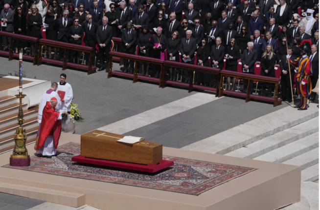 Φωτογραφία για: Ύστατο χαίρε στον Πάπα Φραγκίσκο: Η στιγμή που ψάλλεται το «Χριστός Ανέστη» στα ελληνικά (video) 16 παπας χρισ