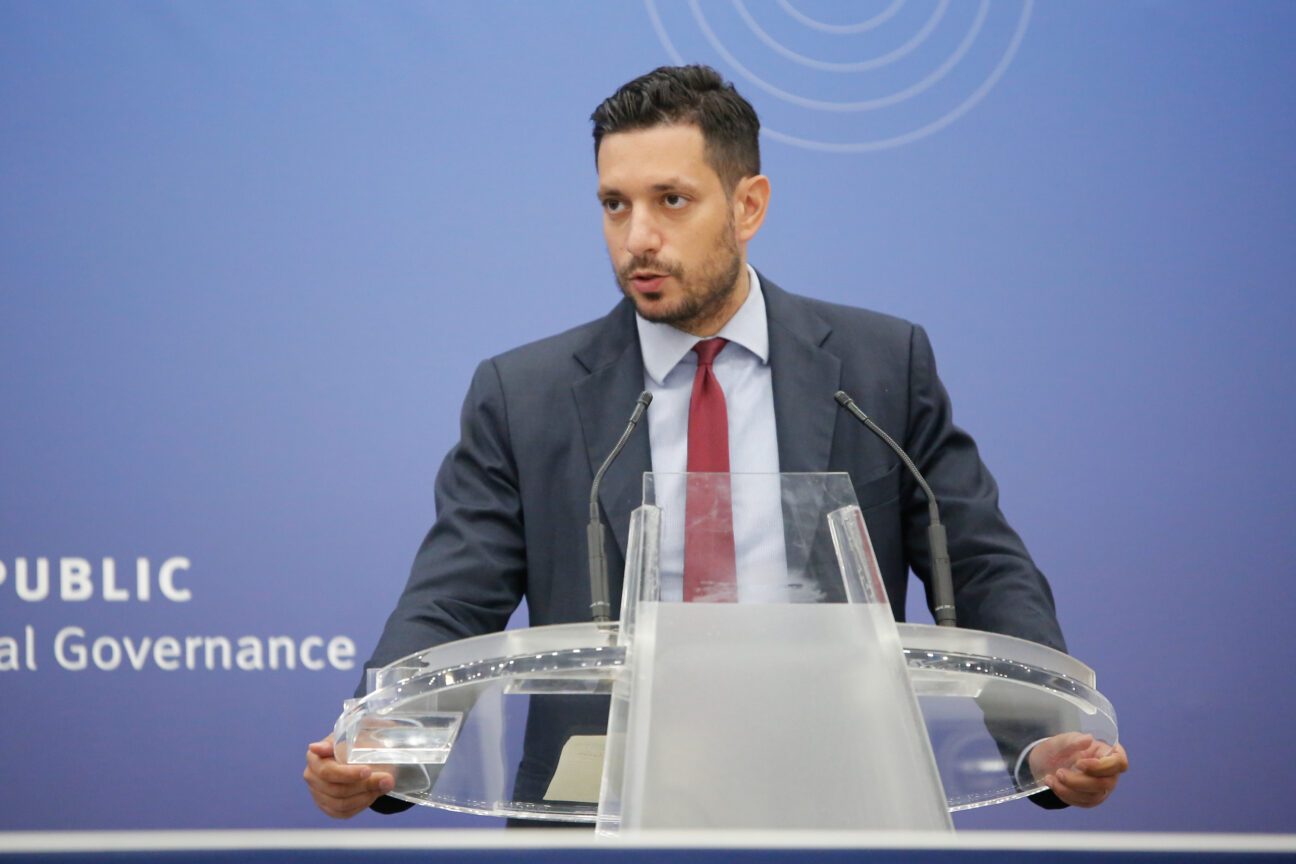 Φωτογραφία για: Σφυροκόπημα από τους οδηγούς ταξί στον Κυρανάκη: «Μόλις έγινε υπουργός η Uber έκανε παράνομη πιάτσα στο αεροδρόμιο» 1 6318469