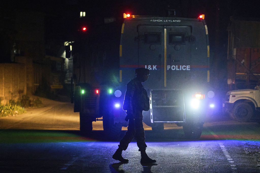 Επικίνδυνη κλιμάκωση στο Κασμίρ: Εχθροπραξίες με νεκρούς αμάχους ανάμεσα σε Ινδία και Πακιστάν (videos)