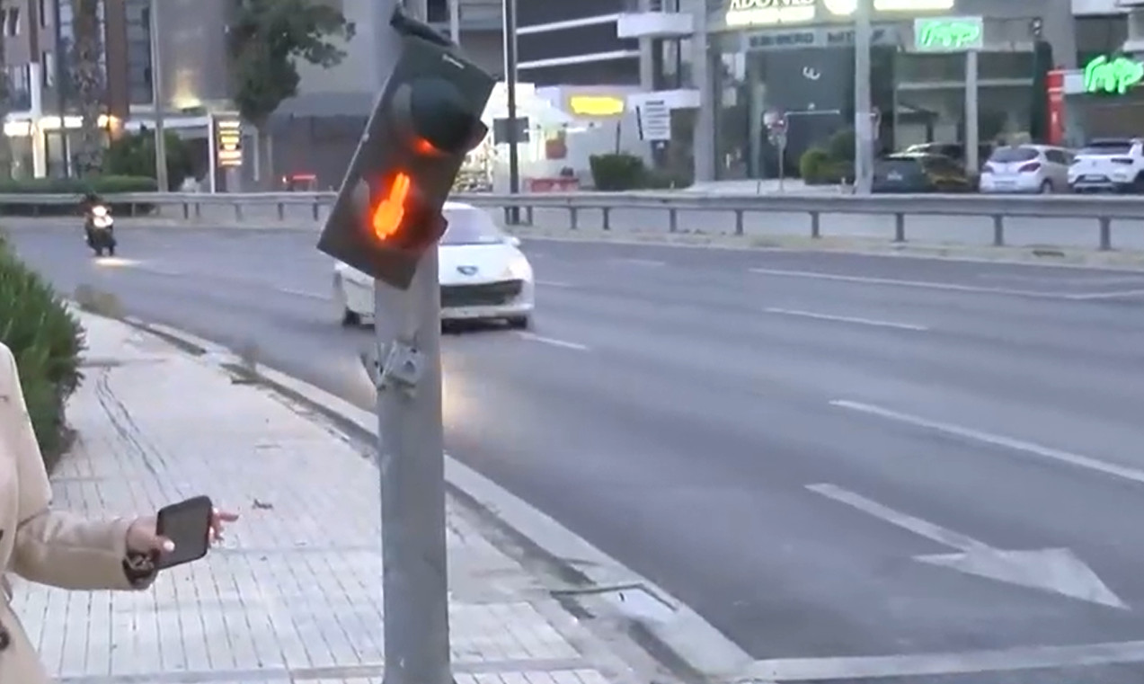 Τροχαίο στην Ποσειδώνος: Αυτοκίνητο έπεσε πάνω σε φανάρι – 4 τραυματίες