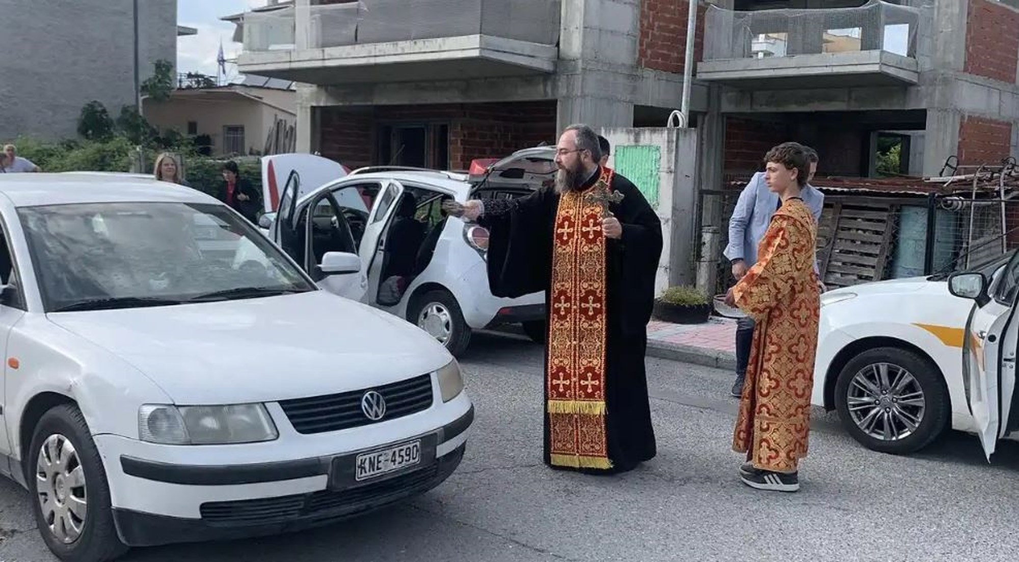 Κατερίνη: Έκαναν αγιασμό στα αυτοκίνητά τους για να πάρουν την ευλογία του Αγίου Χριστοφόρου