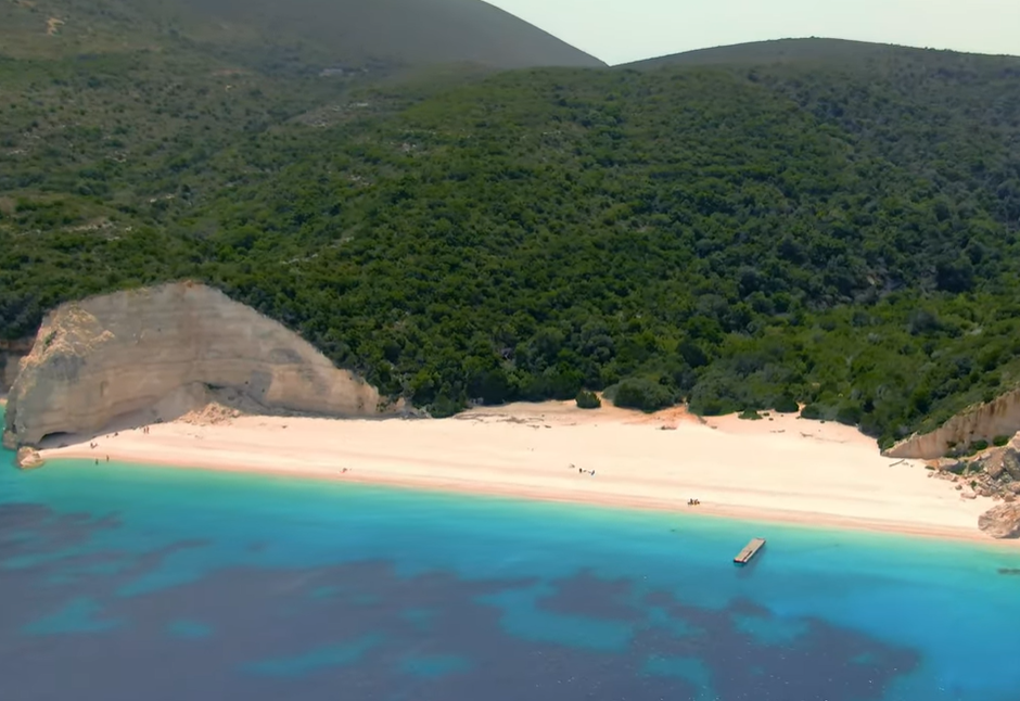 Αυτή είναι η καλύτερη παραλία της Ελλάδας σύμφωνα με την «Βίβλο» των φανατικών της θάλασσας – Ποιο είναι το Top 50