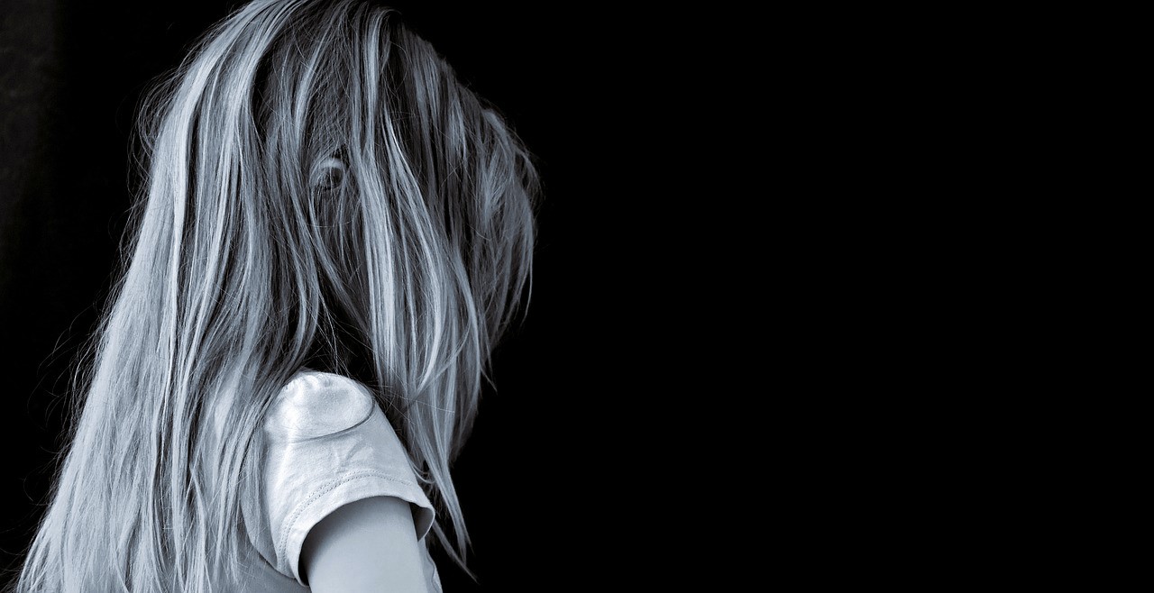 Φρίκη στην Πάτρα: Ο νονός βασάνιζε και μαστίγωνε 15χρονη – Σκεφτόταν να αυτοκτονήσει