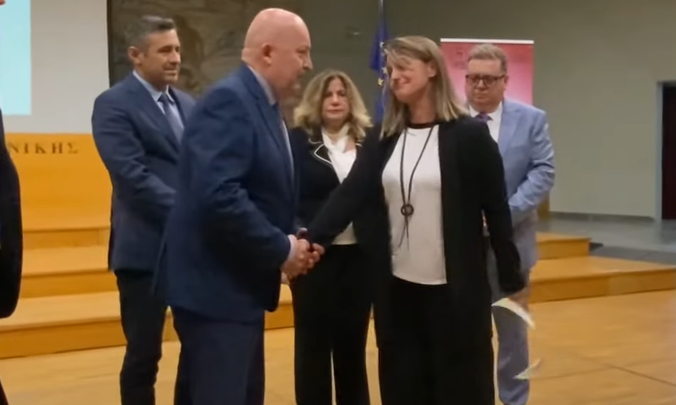 Συγκίνηση στο ΑΠΘ: Η οικογένεια Πλακιά παρέλαβε το πτυχίο της Θώμης που σκοτώθηκε στα Τέμπη – «Σίγουρα μας βλέπει»