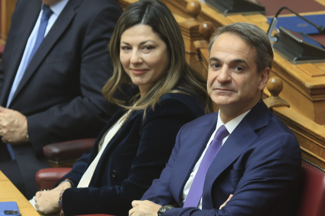 Η Ζαχαράκη με κουπ Τραμπ