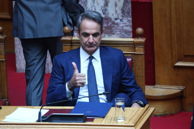 Ο Μητσοτάκης «μπαζωμένος» μέχρι το λαιμό - H εικόνα που έγινε viral μετά τα όσα έγιναν στη Βουλή 3 6587198