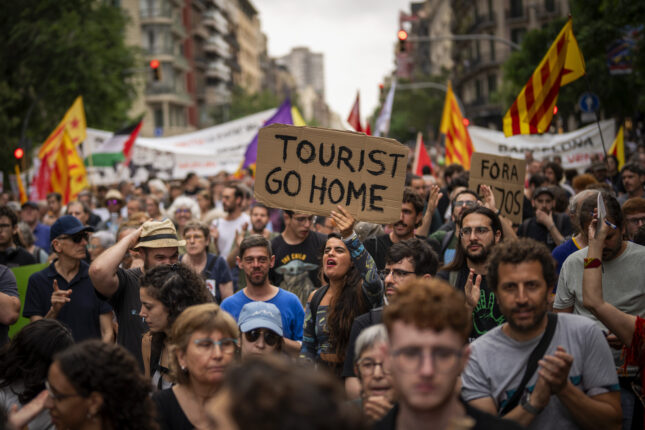 Διαδηλωτές ψέκασαν με νεροπίστολα τουρίστες 3 AP25161797256338