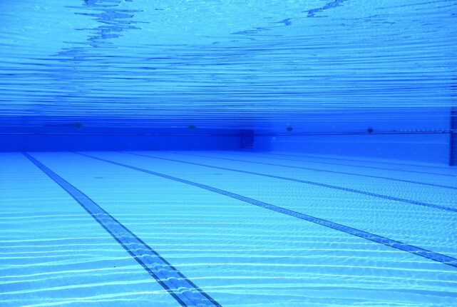 swimming pool 504780 1280