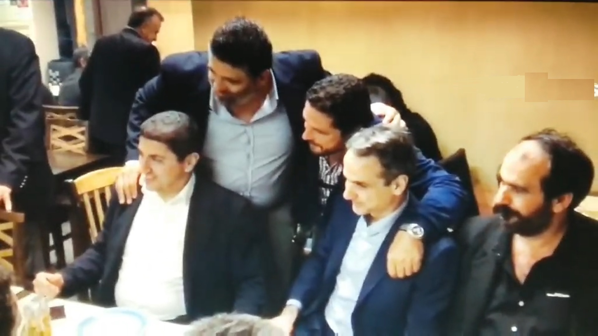 ΟΠΕΚΕΠΕ: Όταν ο Μητσοτάκης μοιραζόταν το τραπέζι με κεντρικά πρόσωπα του σκανδάλου (video)