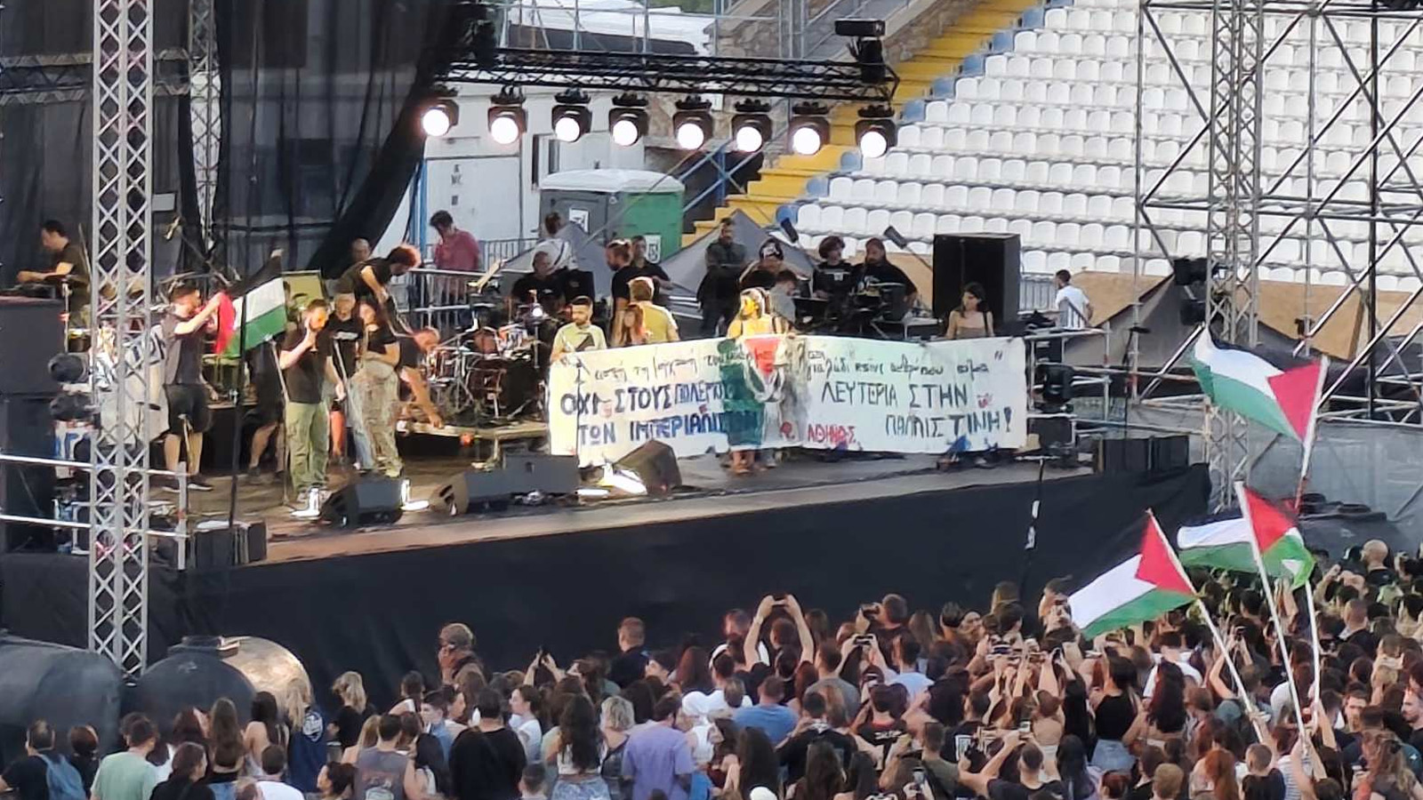 Ριζούπολη: Χιλιάδες φωνές για την Παλαιστίνη στη συναυλία του Σωκράτη Μάλαμα
