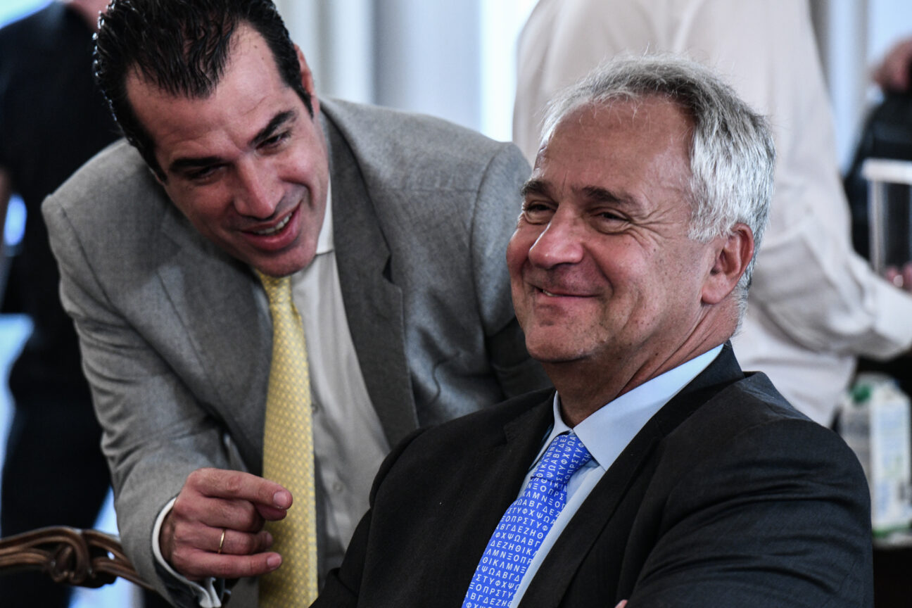 Στο στόχαστρο του Politico η ελληνική κυβέρνηση: Σκληρή κριτική για Πλεύρη και σκάνδαλο στον ΟΠΕΚΕΠΕ
