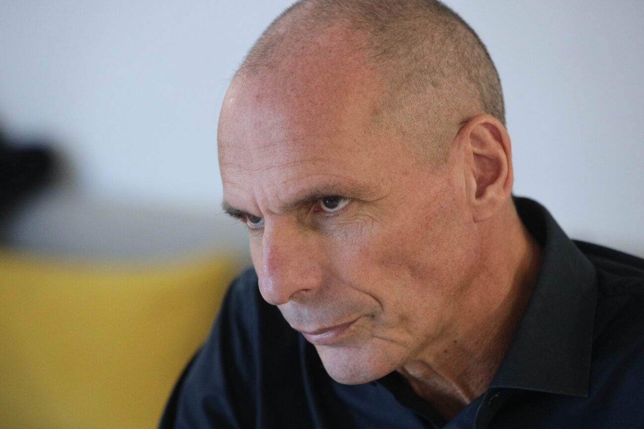 Γιάνης Βαρουφάκης: Χόρεψε techno τραγούδι με το όνομά του στη Μόσχα (video)