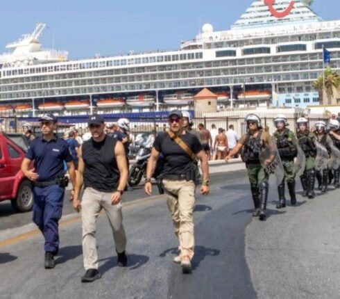 Φωτογραφία για: Ρόδος: «Ποιοι είναι αυτοί οι άνδρες;» - Δύο φωτογραφίες-σοκ από την παρέμβαση των ΜΑΤ προκαλούν ερωτήματα 2 rodos israilinoi