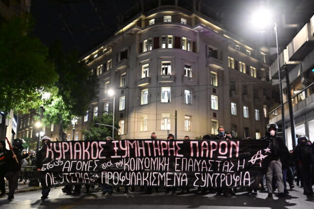 Φωτογραφία για: Εικόνες ντροπής από τις επιθέσεις των ΜΑΤ στα Εξάρχεια - Χτύπησαν ΑμεΑ με πρόσθετο μέλος 2 6713010