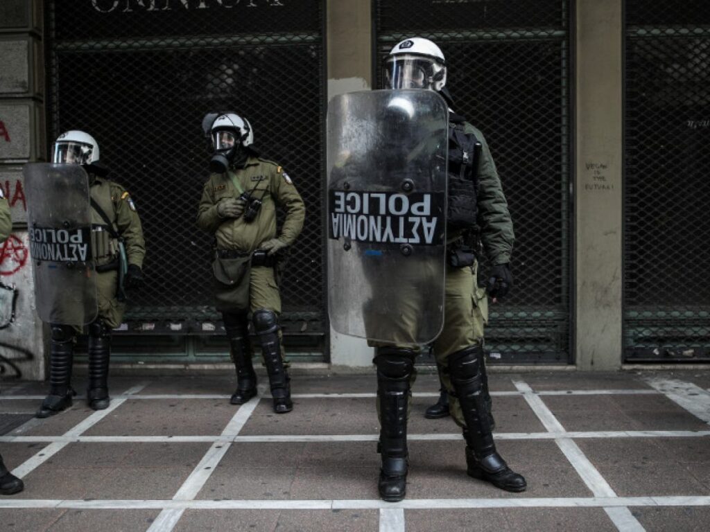 Φωτογραφία για: Εικόνες ντροπής από τις επιθέσεις των ΜΑΤ στα Εξάρχεια - Χτύπησαν ΑμεΑ με πρόσθετο μέλος 1 ASTUNOMIA MAT 500 1200x900 1