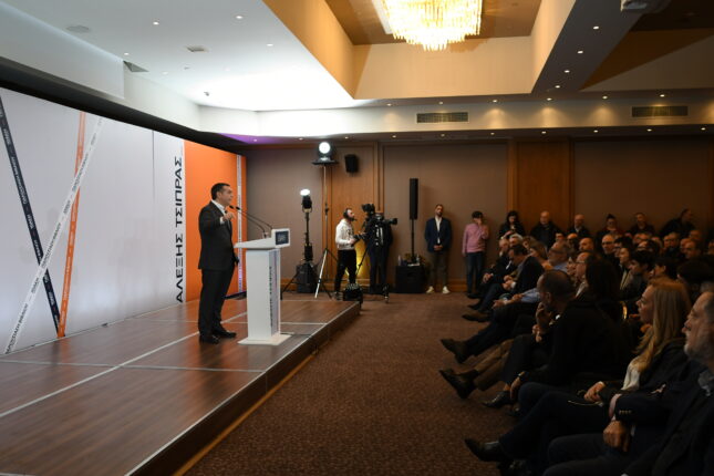 Φωτογραφία για: Τσίπρας από Ιωάννινα: Επίθεση σε Μητσοτάκη για Συνταγματική Αναθεώρηση - «Μπορεί ο λύκος να φυλάει τα πρόβατα;» 2 6840738