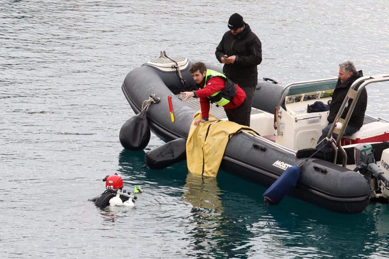 Βουλιαγμένη: Τρίτη μέρα ερευνών για τον αγνοούμενο δύτη – Βρέθηκαν βατραχοπέδιλα και φιάλη οξυγόνου