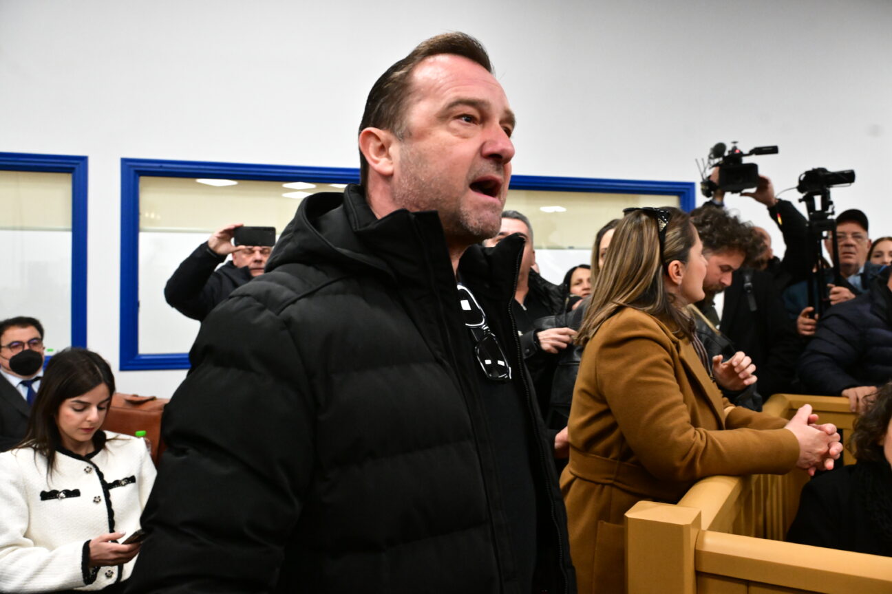 Τέμπη: Πλακιάς κατά Φλωρίδη και Μητσοτάκη – «Μπάζωσαν τα παιδιά μας, τώρα μπάζωσαν και τη δίκη»