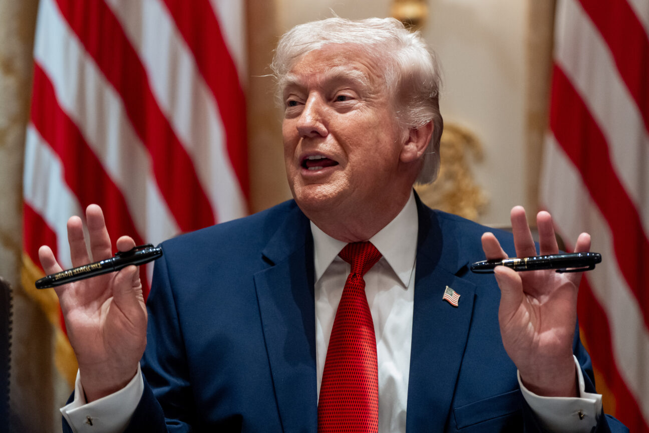 Απίθανος Τραμπ: Εδώ ο κόσμος καίγεται, και αυτός παραμιλά για τους αγαπημένους του μαρκαδόρους (video)