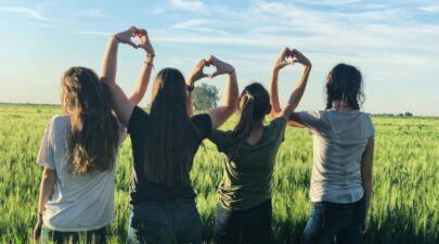 gynaikes_kanoun_kardia_me_ta_xeria