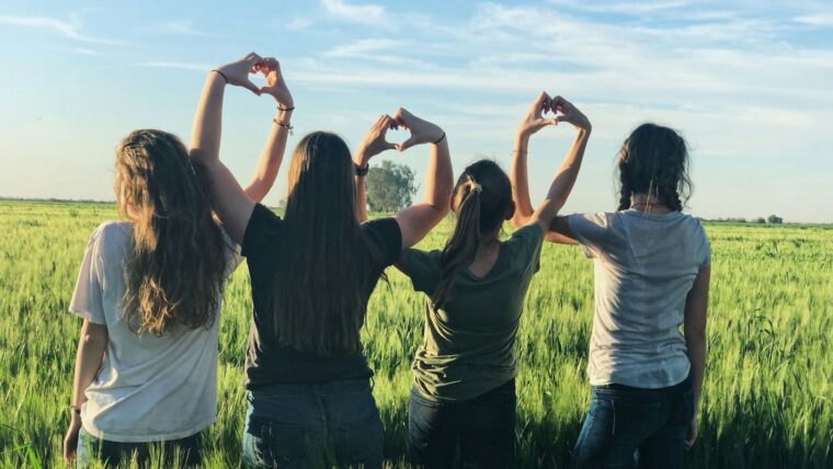 gynaikes_kanoun_kardia_me_ta_xeria