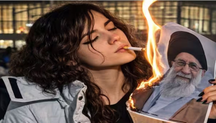 Φωτογραφία για: Η Ιρανή που άναψε τσιγάρο με φωτογραφία του Χαμενεΐ ξαναχτυπά: «Στο είπα ότι θα χορέψουμε πάνω στον τάφο σου» 1 irani