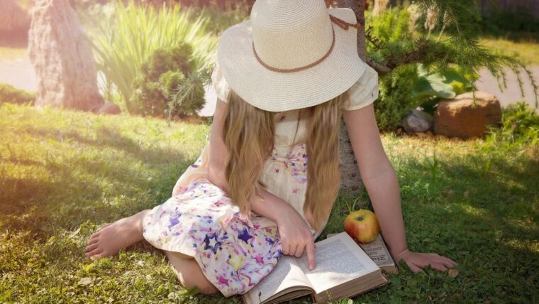 koritsi_diavazei_vivlio