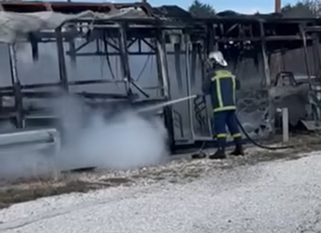 Θεσσαλονίκη: Τυλίχθηκε στις φλόγες και κάηκε ολοσχερώς λεωφορείο του ΚΤΕΛ
