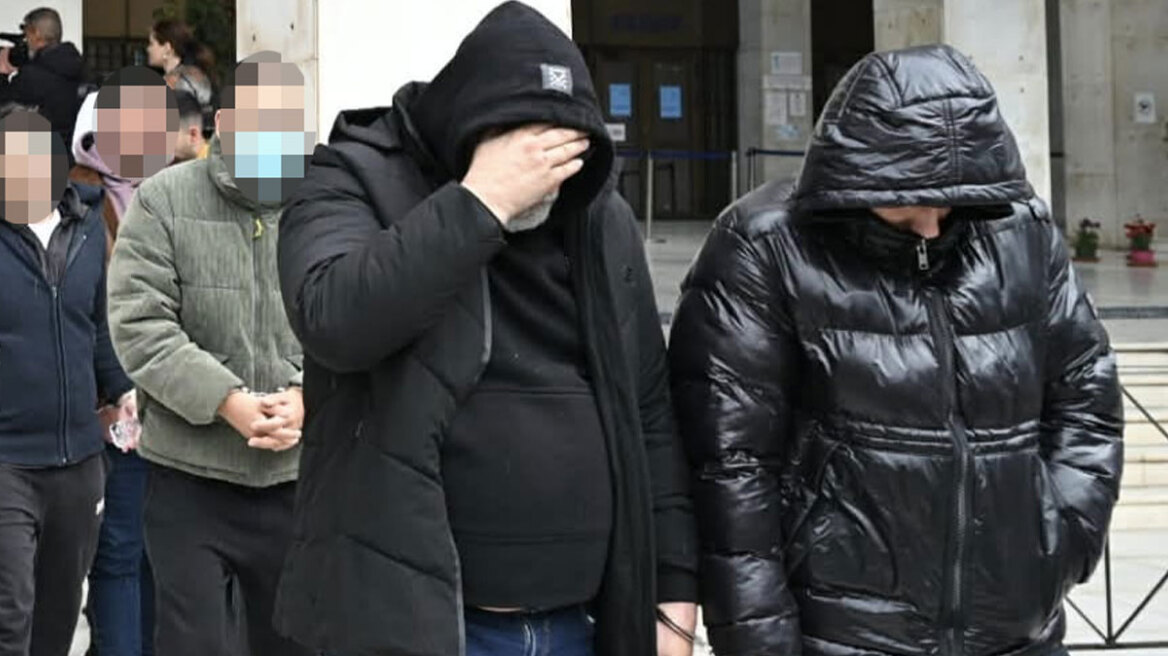 Κύκλωμα απάτης σε βάρος του ΕΦΚΑ: Ελεύθεροι με όρους οι πρώτοι 7 συλληφθέντες – Τι ισχυρίστηκαν στις απολογίες τους