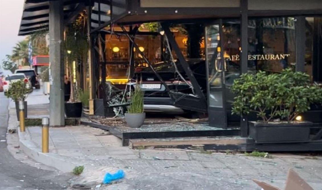 Εξάρχεια: Αυτοκίνητο έπεσε σε καφετέρια – Τραυματίστηκε ελαφρά ένας διανομέας