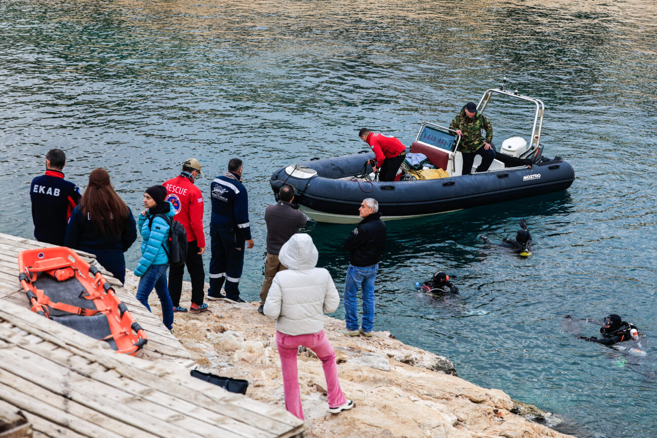 Βουλιαγμένη: Αγωνία για τον δύτη που χάθηκε στο «Πηγάδι του Διαβόλου»