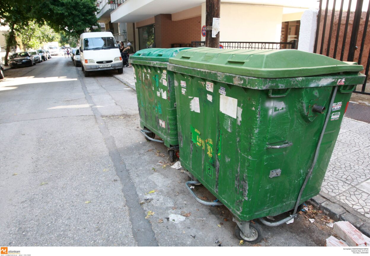 Θεσσαλονίκη: Άστεγος κοιμόταν σε κάδο σκουπιδιών και τον μάζεψε απορριμματοφόρο – Έπεσε στην πρέσα και τραυματίστηκε ελαφρά