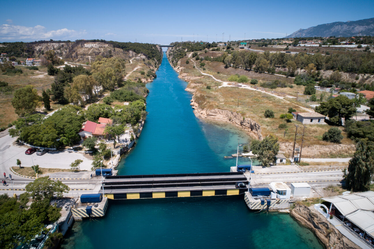 Ισθμός Κορίνθου: Σορός νεαρής γυναίκας βρέθηκε να επιπλέει στα νερά της διώρυγας