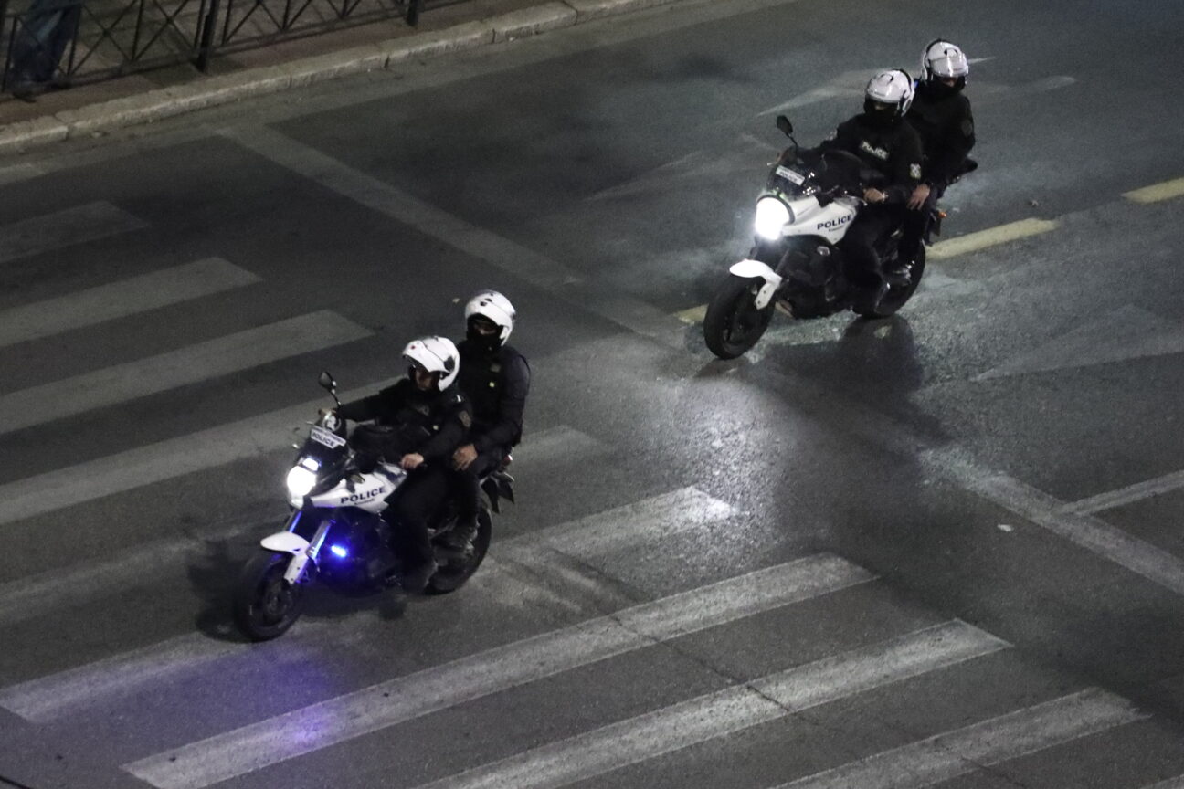 Νέος Κόσμος: Ένοπλος παραμένει ταμπουρωμένος στο σπίτι του – Κρατούσε όμηρο την μητέρα του