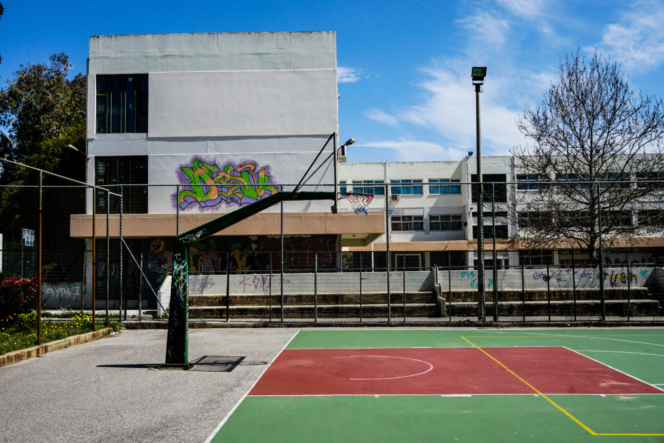 Χαϊδάρι: Οι τελευταίες εξελίξεις για την 13χρονη μαθήτρια που βρέθηκε στο κενό από τον πρώτο όροφο του Γυμνασίου της