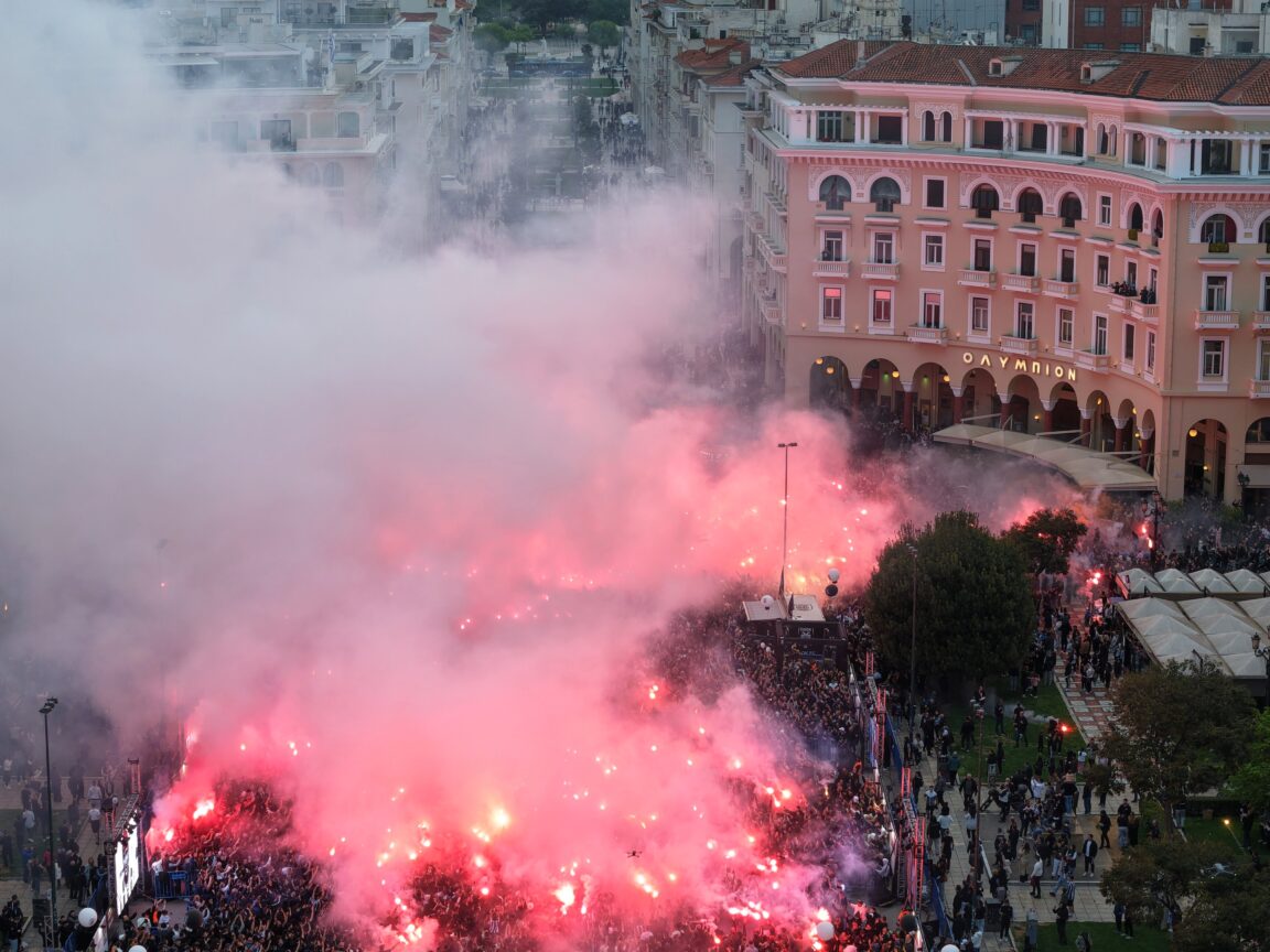 Ο ΠΑΟΚ έγινε 100 ετών και η Θεσσαλονίκη πήρε «φωτιά» από χιλιάδες οπαδούς του