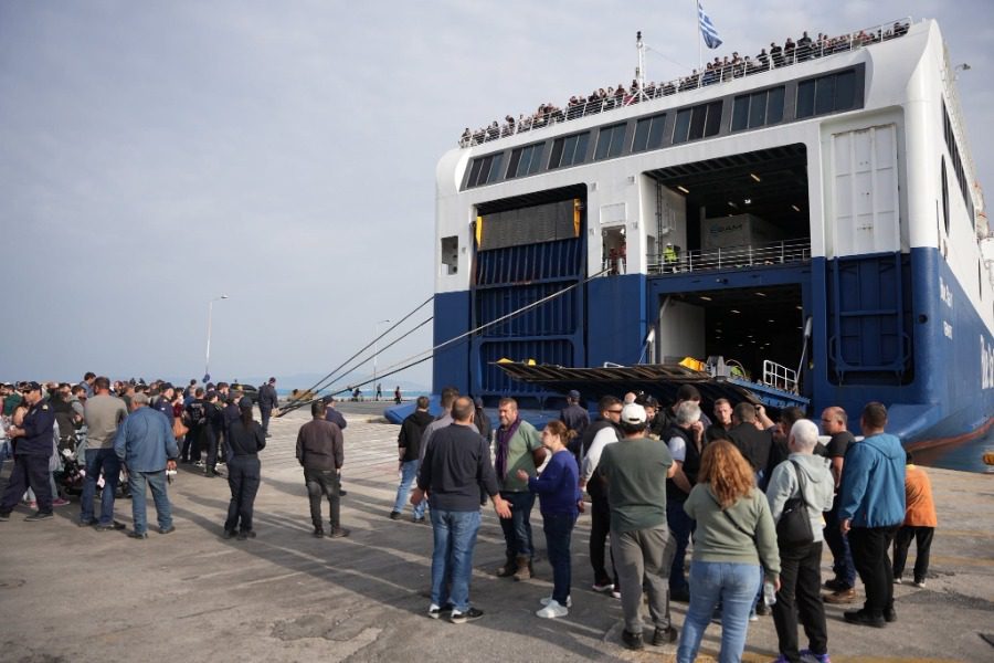Λέσβος: Μερική άρση του μπλόκου στο λιμάνι από τους κτηνοτρόφους
