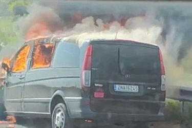 «Λαμπάδιασε» το βαν που μετέφερε εργαζόμενους του Καζίνο Θράκης από την Αλεξανδρούπολη στην Ξάνθη