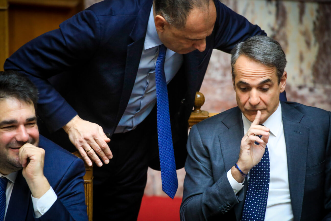 Η κανονικοποίηση των σκανδάλων και τα όρια της αντιπολίτευσης