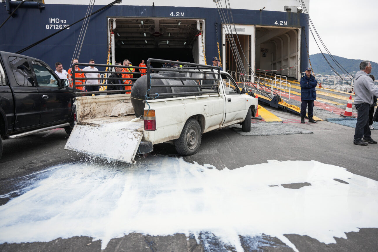 Αφθώδης πυρετός: Σε απόγνωση οι κτηνοτρόφοι της Λέσβου – Μπλοκάραν το λιμάνι και ζητούν άμεσες αποζημιώσεις