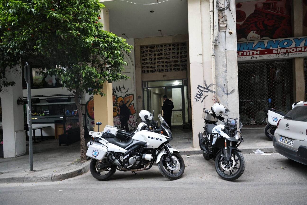 Νεκρή γυναίκα σε ακάλυπτο στο κέντρο της Αθήνας:  «Ξύπνησα από κραυγές» – Προσήχθη άνδρας που βρισκόταν στο διαμέρισμα