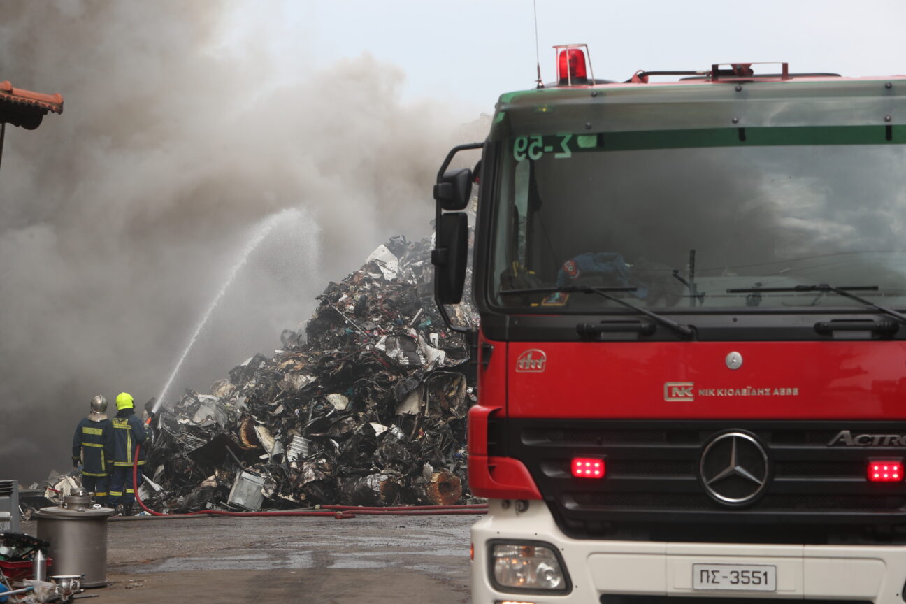 Θεσσαλονίκη: Μήνυμα 112 για την φωτιά σε εταιρεία ανακύκλωσης – «Κλείστε πόρτες και παράθυρα»