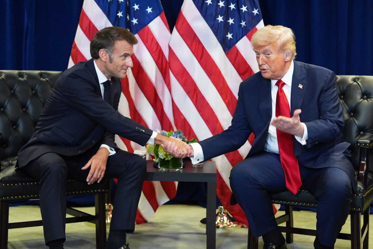 Τραμπ για Μακρόν: «Του φέρεται άσχημα η Μπριζίτ – Ακόμα προσπαθεί να συνέλθει από τη σφαλιάρα στο σαγόνι»