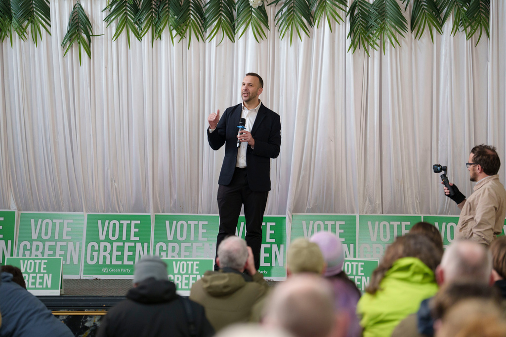 Ο επικεφαλής των Βρετανών Πράσινων σχεδιάζει αναθεώρηση του προγράμματός τους για να «εξαφανίσει» τις αντιδημοφιλείς πολιτικές