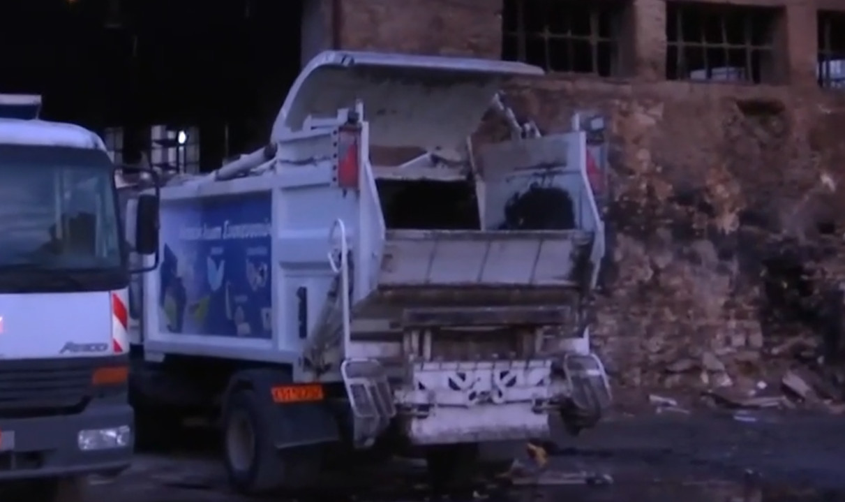 Πυρκαγιά σε αμαξοστάσιο στον Πειραιά: Σοβαρές ζημιές σε απορριμματοφόρα