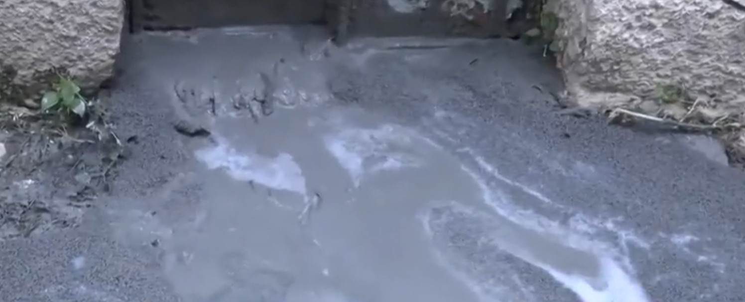 Κυψέλη: Δρόμος πλημμύρισε από υλικό που έμοιαζε με υγρό τσιμέντο – Τι ήταν τελικά