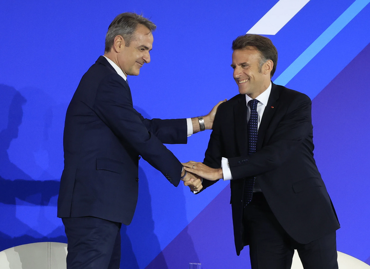 Μακρόν: Ως πρότυπο οικονομικής προόδου βλέπει την Ελλάδα και ο Μητσοτάκης εξαίρει τη συνεργασία τους