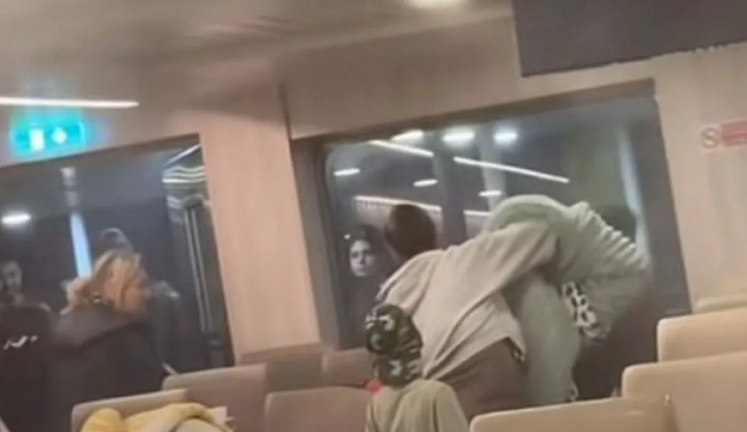 Πανικός στο πλοίο «Νήσος Σάμος»: Ενεργοποιήθηκε το σύστημα πυρόσβεσης – Ένα τσιγάρο η αιτία (βίντεο)